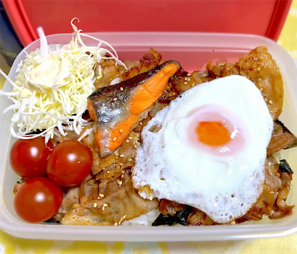 焼肉カルビ弁　目玉焼き乗せ🍳|masasho's momさん