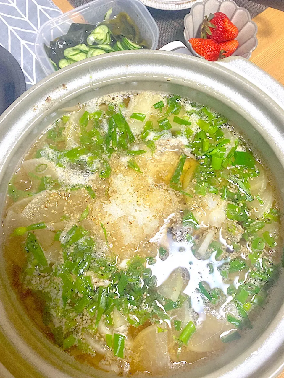 山本ゆりさんのレシピ🍲豚バラ大根鍋、自家製さしす梅酢でわかめときゅうりの酢の物|1614さん