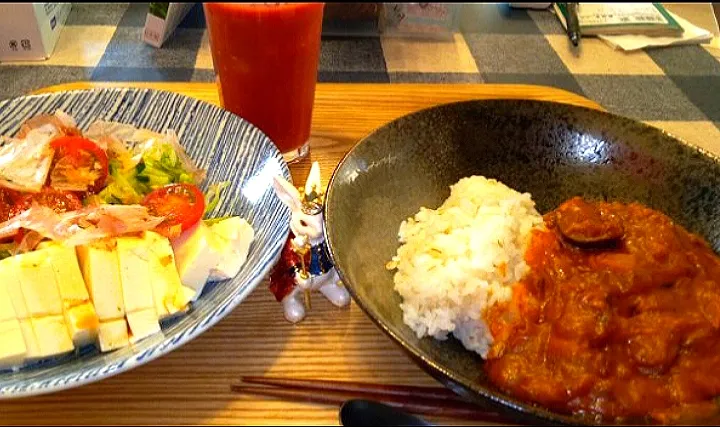 Snapdishの料理写真:'22．4/7
今夜はスパイスから手作り🐔ちゃん手羽中と茄子のカレーに豆腐のサラダ😋|たえさん