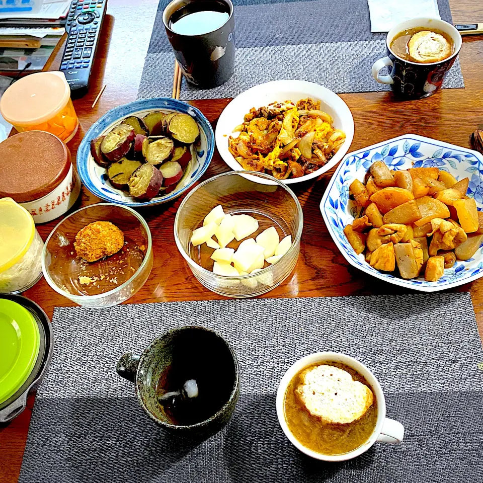 大根と蒟蒻と鶏肉の煮物、薩摩芋の甘煮、玉ねぎと豚肉の卵とじ、オニオンスープ、漬物、常備菜|yakinasuさん