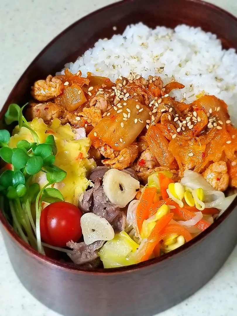 Snapdishの料理写真:パパとおそろい豚キムチ弁当👦|ぱんだのままんさん