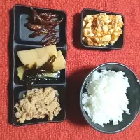 Snapdishの料理写真:麻婆豆腐
筍煮物
ゴリ佃煮
おから煮物
ご飯|あまさんさん