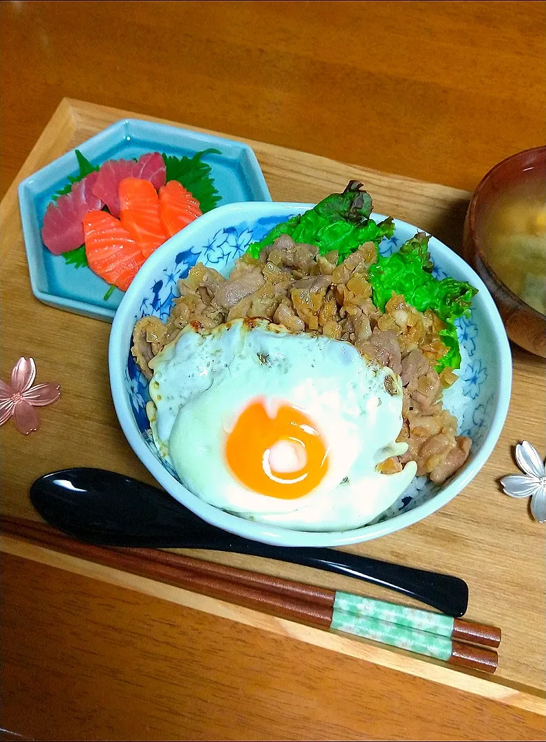 豚の生姜焼き丼目玉焼きのせ🍳|とししいたけさん