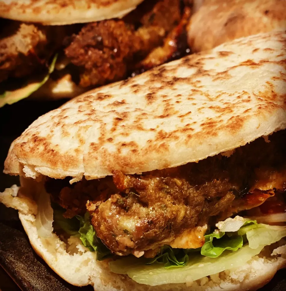 Dinner ! Dinner ! 
Mince Spicy Beef kofta made with Fresh Coriander & Garlic Kebabs with Salad & Spicy Sauce with a Fresh Spinach Cheese Salad 
#kofta #beef #ho|Emanuel Hayashiさん