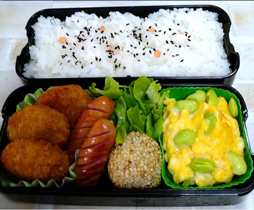 メンチカツと枝豆チーズのスクランブルエッグ弁当|Soraさん