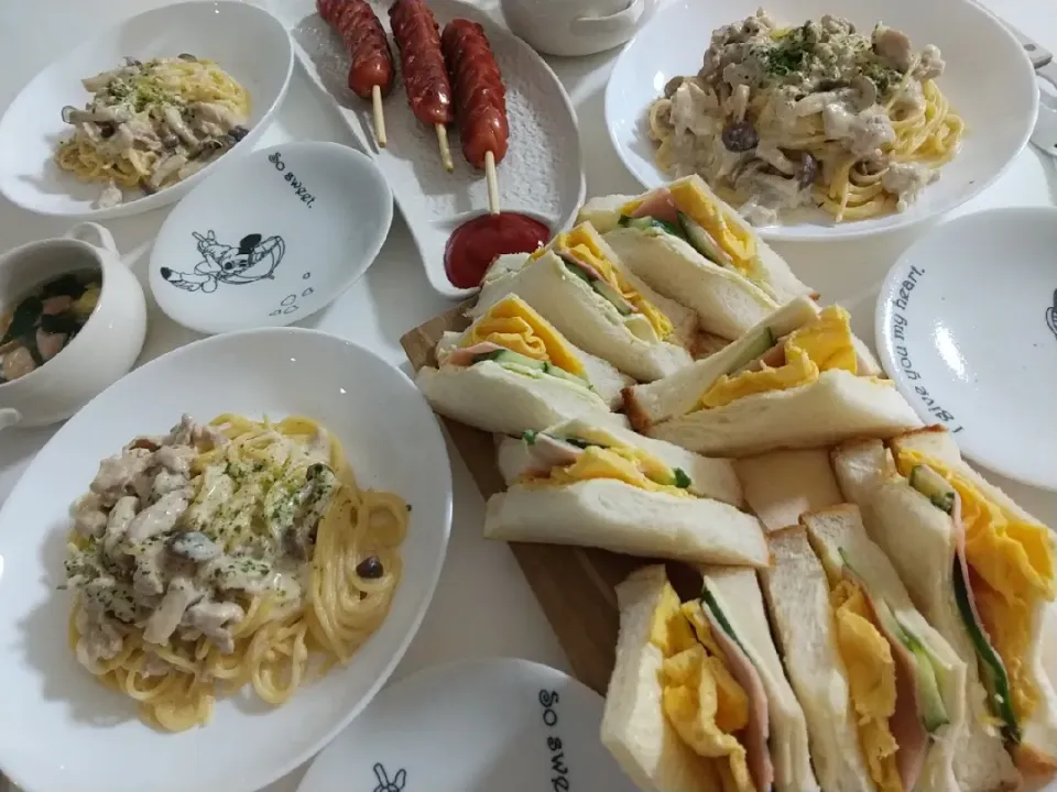 夕食(*^^*)
豚肉としめじのクリームパスタ🍝
フランクフルト
サンドウィッチ🥪(ハム、卵、チーズ、きゅうり)
コンソメカレースープ(ウインナー、ほうれん草、卵)|プリン☆さん