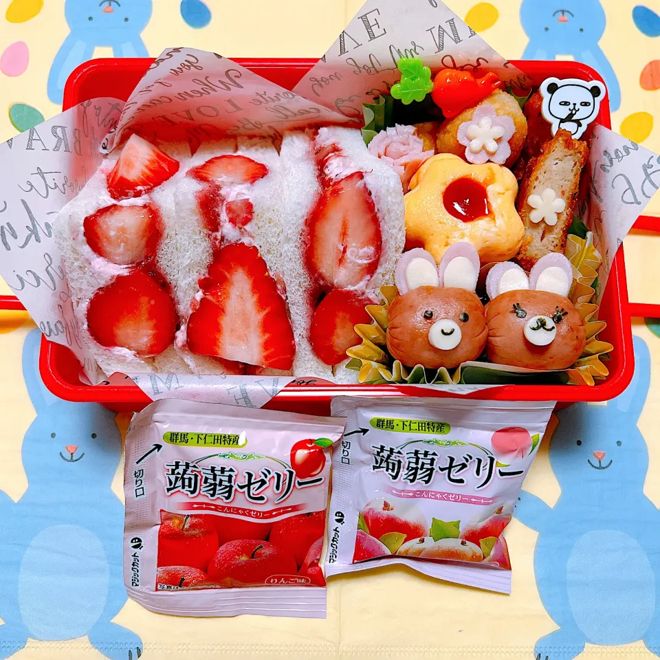 Snapdishの料理写真:苺🍓サンドお弁当🍱|miyurumoさん