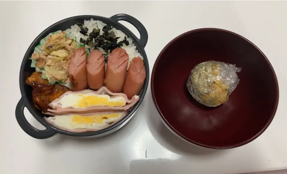 パパ弁☆キャベツナ炒め☆むね肉の照り焼き☆レンチンハムエッグ☆葉っぱウインナー☆わかめご飯☆みそ玉|Saharaさん