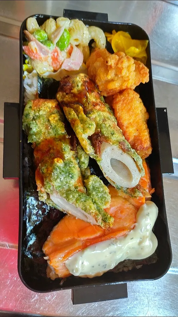 Snapdishの料理写真:旦那弁当　2022/4/8

のり弁
シャケのタルタル
ちくわの磯辺揚げ
とりの竜田揚げ
マカロニサラダ|ユキヨメ♪さん