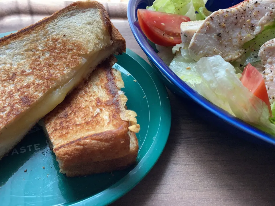 Snapdishの料理写真:チーズホットサンドと塩トマトとチキンのサラダでブランチ🥗🥪|gunlove❤さん