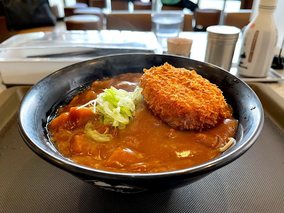 カレーそばにコロッケ|マハロ菊池さん