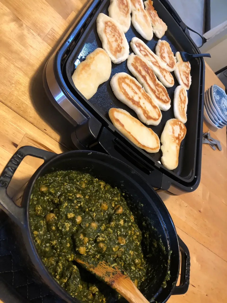 Snapdishの料理写真:ホットプレート米粉ナン　ひよこ豆のチキンサグカレー|kouki12345さん