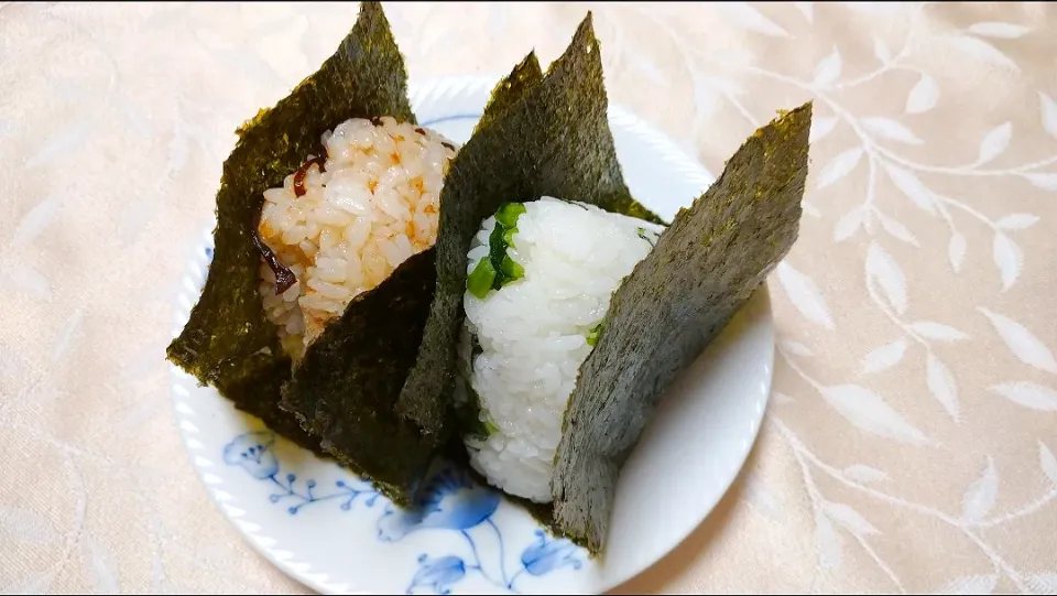 Snapdishの料理写真:4/8の夜勤弁当
おにぎり2種🍙|卯月さん