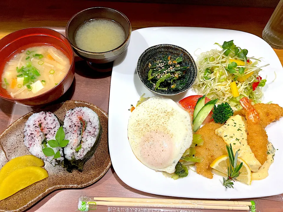 おにぎりサンドと具沢山お味噌汁のブランチ🍽|yokoさん