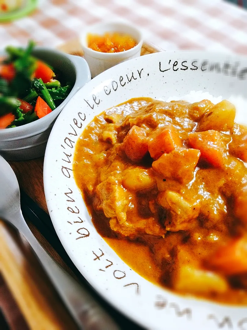 小麦粉もカレールーを使わないグルテンフリーのカレー野菜と鶏肉です。菜の花とトマトのサラダと金柑ジャム添|mikeyさん