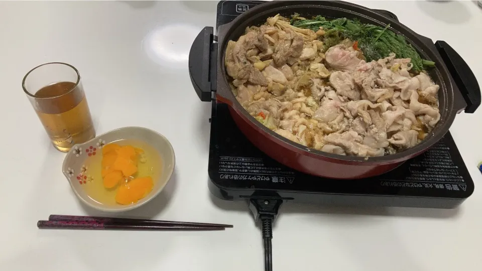 Snapdishの料理写真:すき焼きベースで寄せ鍋。豚こま、鶏皮、鶏もも、葱、菊菜、えのき、人参、しめじ、キャベツ。|Saharaさん