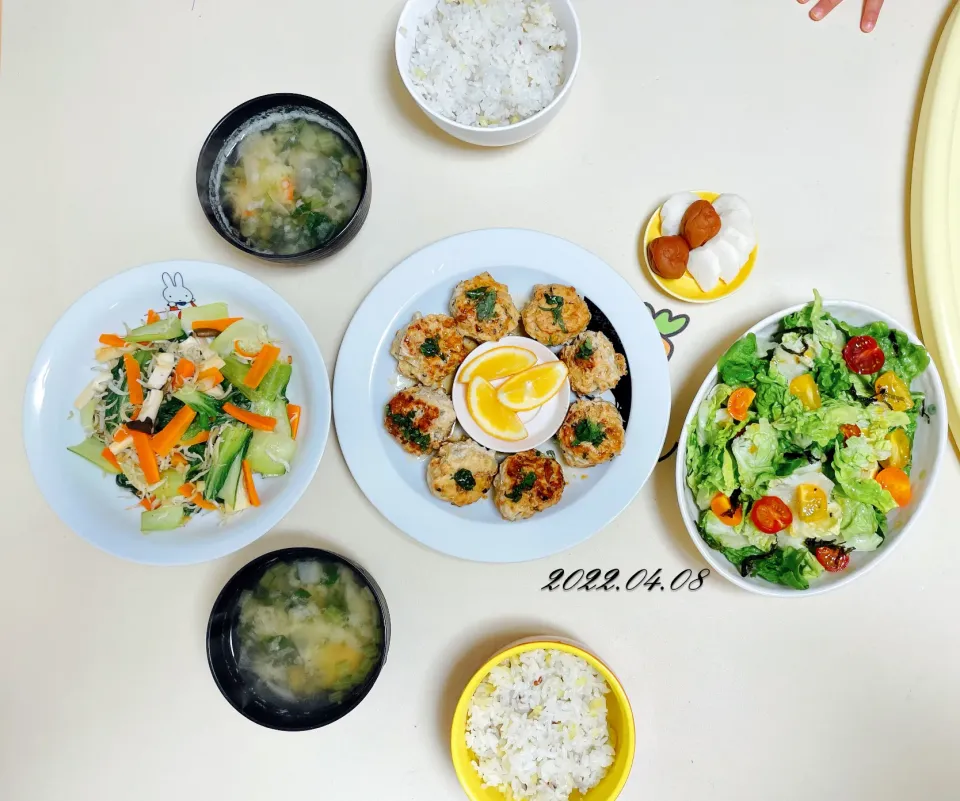 🥗トマトとレタスのサラダ　🥬青梗菜としらすのニンニク炒め　🍗鶏のつくね　🍠さつまいもご飯　🥣味噌汁　🥔長芋の糠漬け　梅干し|paku.pakuさん