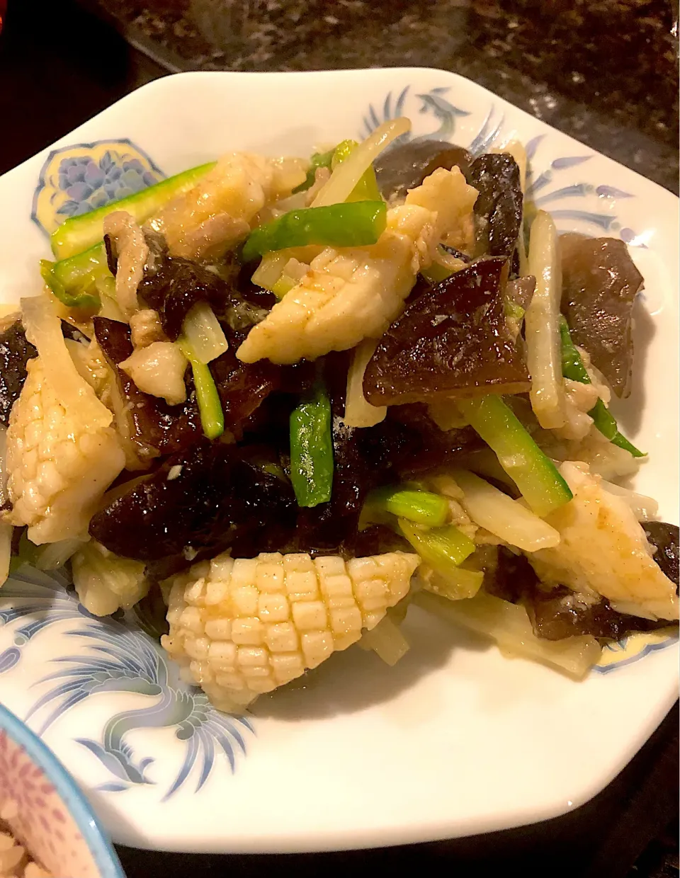 イカとセロリと豚肉と生きくらげ等々の塩ニンニク生姜炒め🌿|💍ごはん🍚さん