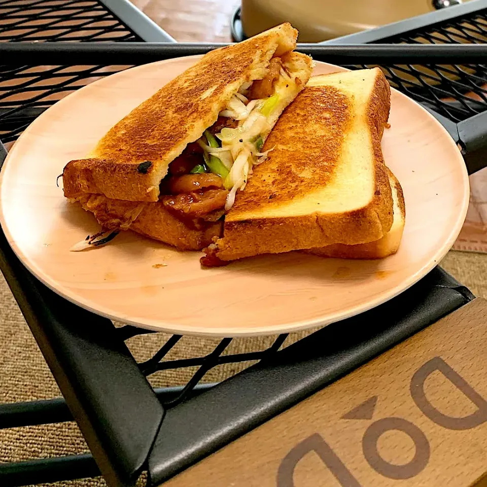 Snapdishの料理写真:焼き鳥缶でホットサンド🥪|みっこちゃんさん