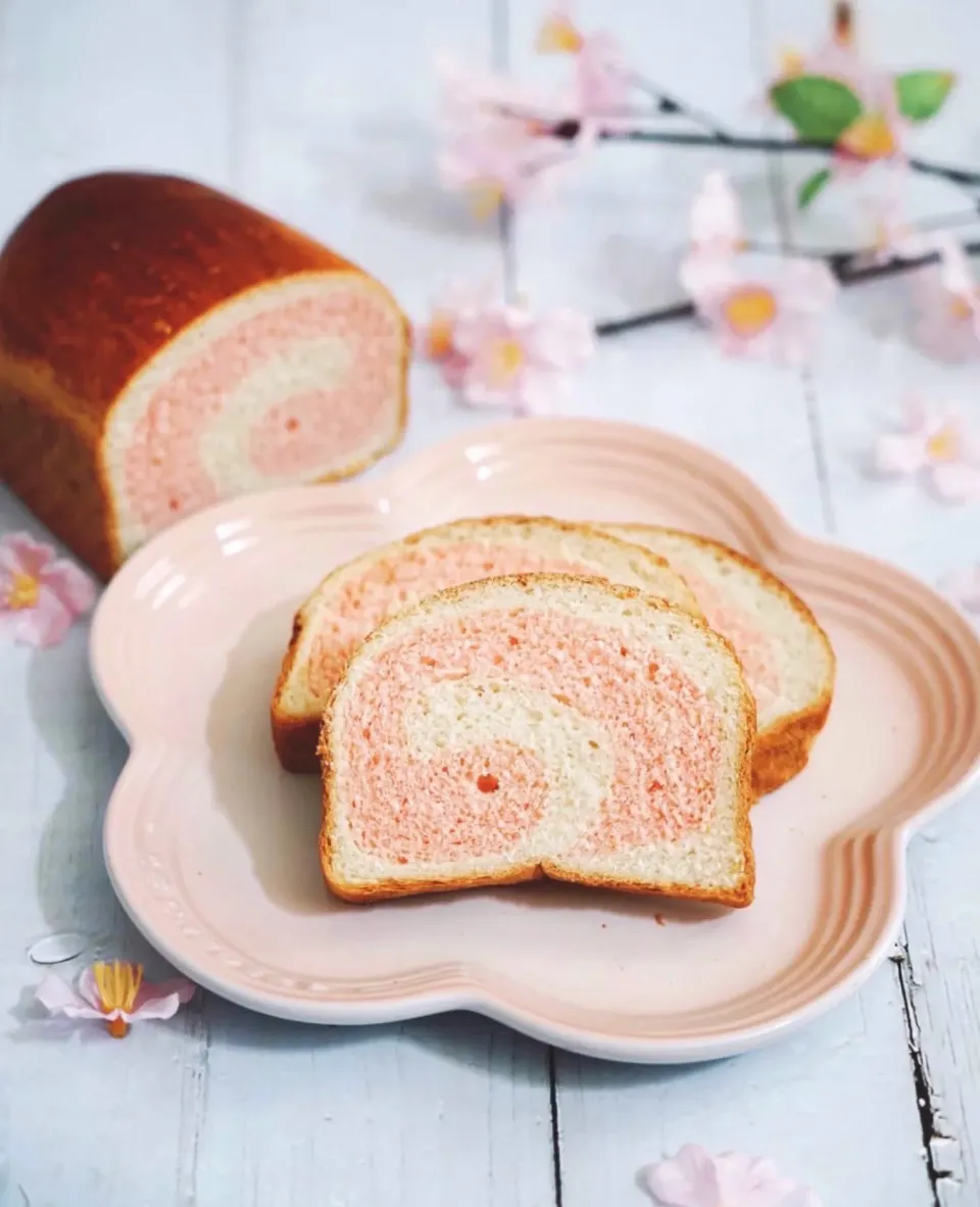 春色のキッチン♡生地をぐるぐる巻いてうずまき桜パン|Muiさん