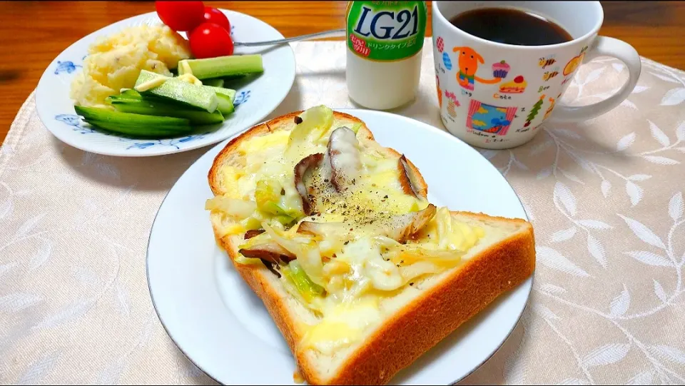 4/8の朝食
トースト
春キャベツと原木椎茸のペペロンチーノをトーストにのせました|卯月さん