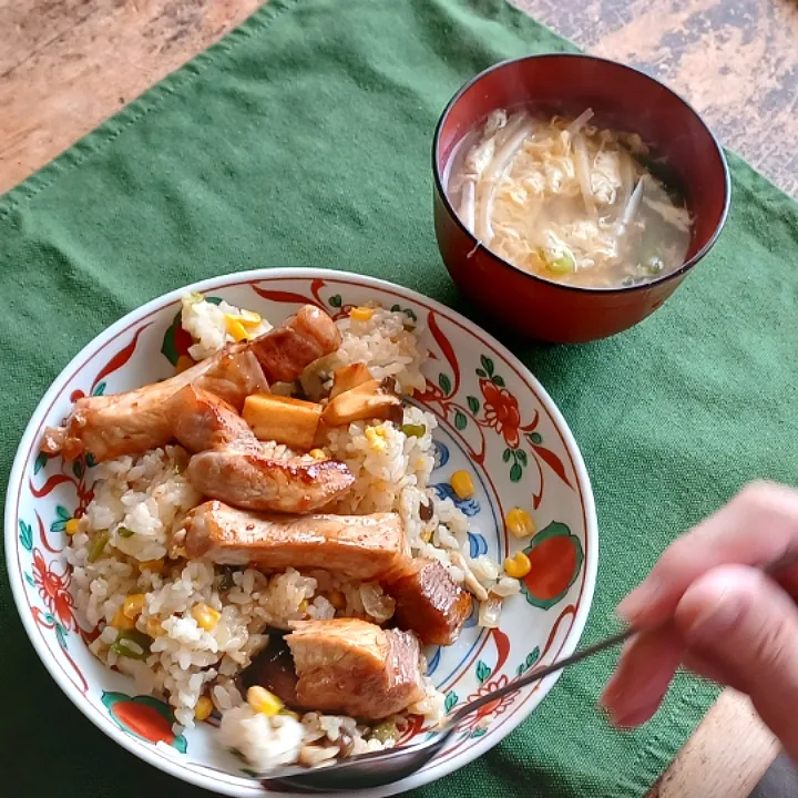 中華風豚テキ乗せ焼き飯、かき卵スープ|ぱいんてーるさん