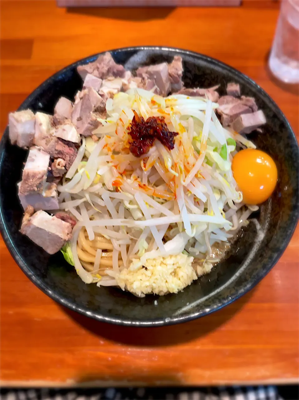 Snapdishの料理写真:太麺肉まぜそば(ニンニク少なめ・辛さピリ辛)@ラーメン梅|morimi32さん