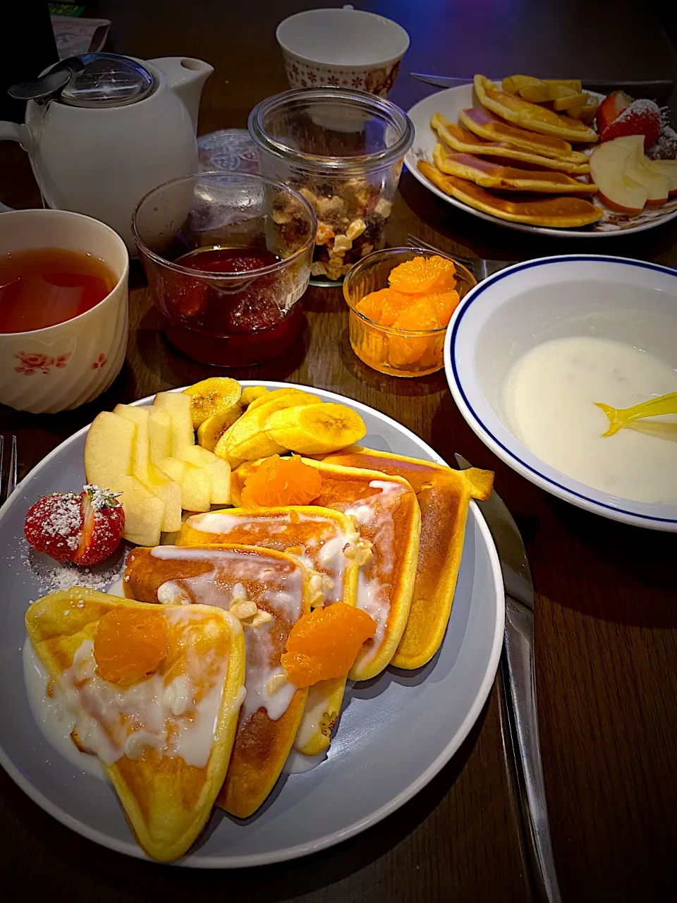 Snapdishの料理写真:パンケーキ🥞　ハワイアンクリーム　苺バナナりんごオレンジ🍓🍌🍎🍊　ダージリンティー☕️🫖|ch＊K*∀o(^^*)♪さん