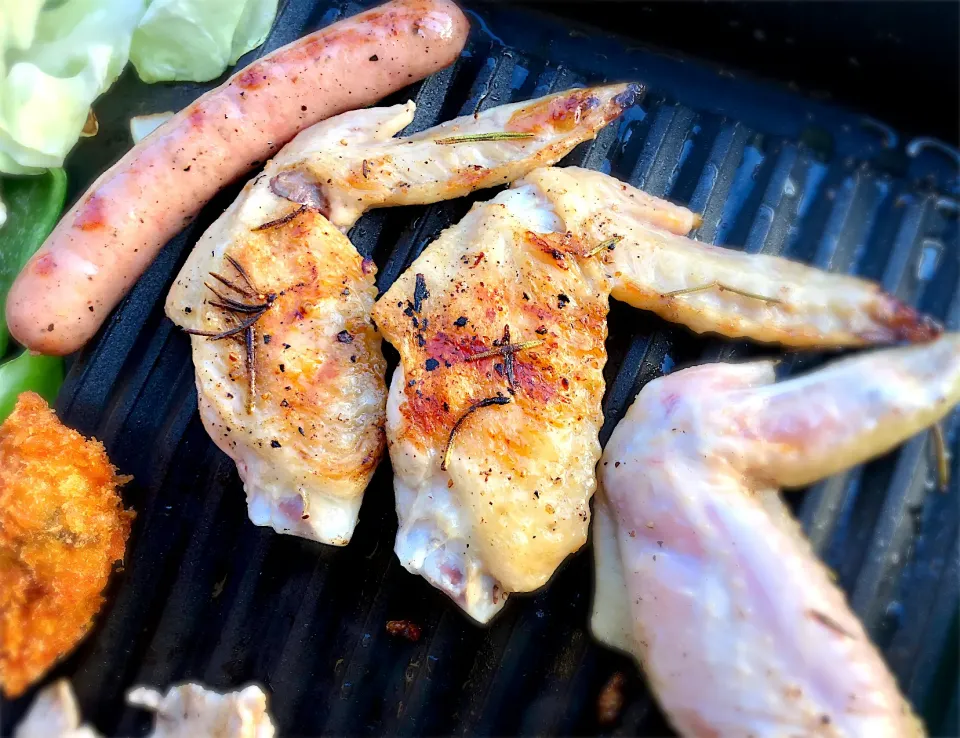 Snapdishの料理写真:ベランダー焼肉　鶏手羽肉|じゅんさんさん