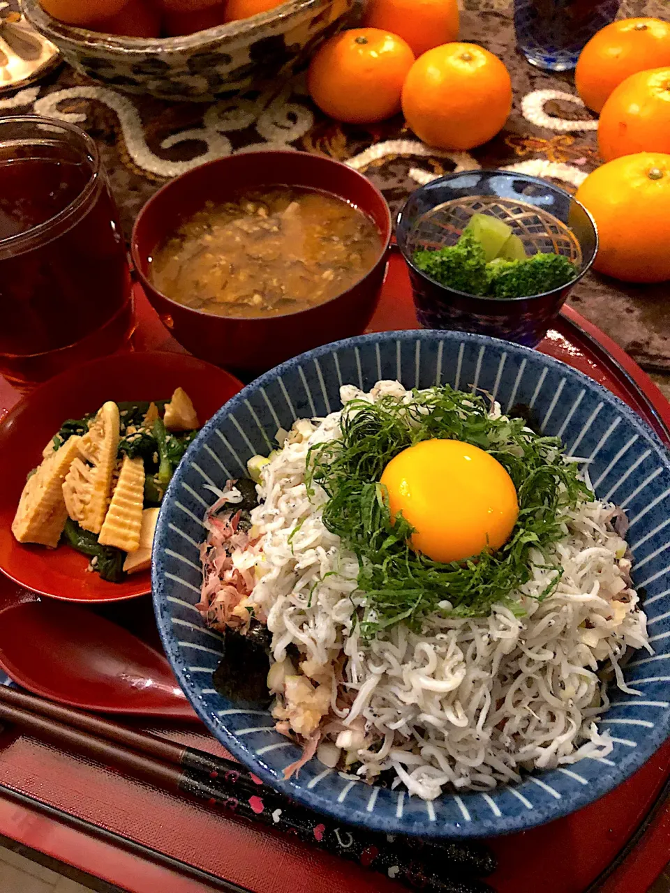 Snapdishの料理写真:薬味たっぷり🌿しらす丼(味変用に柚子胡椒醤油も添えてっと♥️)|💍ごはん🍚さん