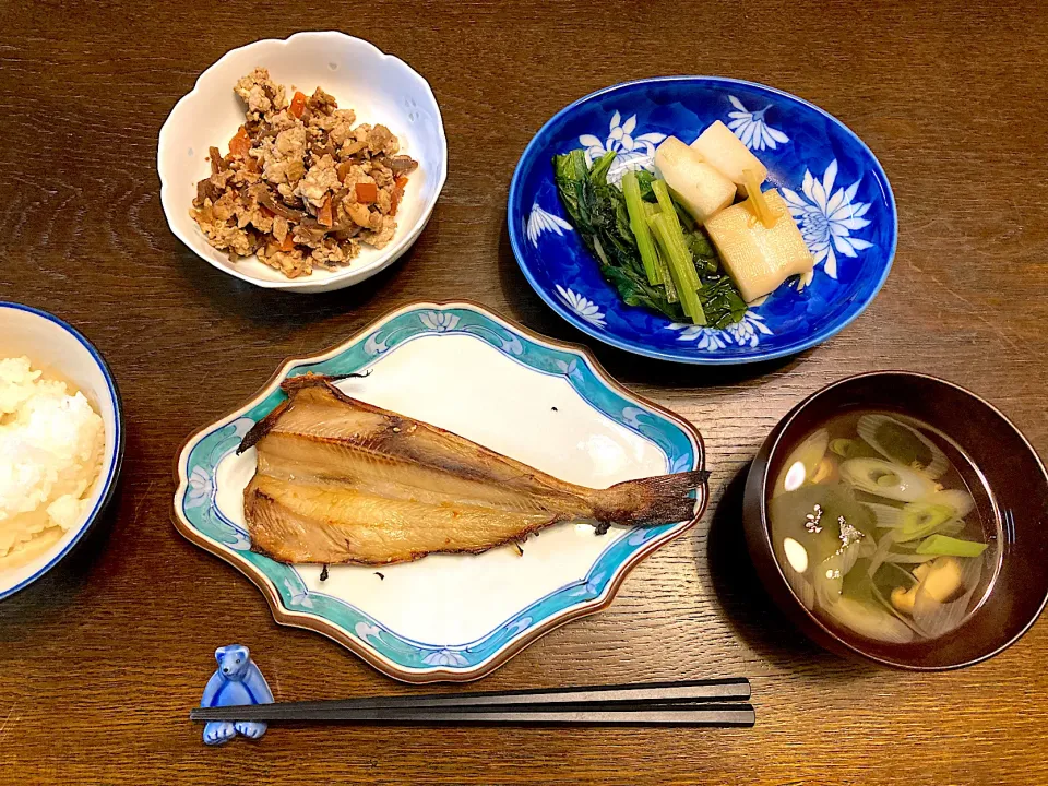 ホッケの干物、炒り豆腐、小松菜とはんぺんのおひたし、ワカメと長葱のおすまし|カドラさん