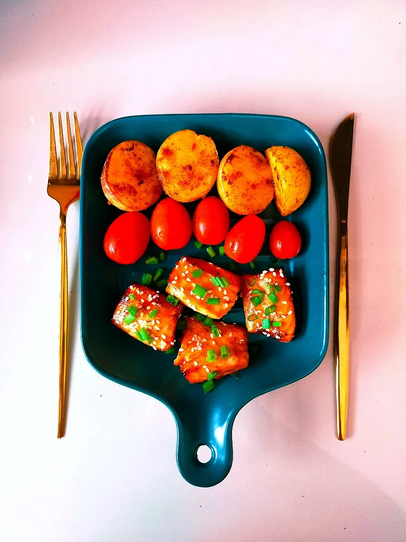 Salmon Baked With Potatoes

#Foodporn
#Homemade|Datin NR.さん