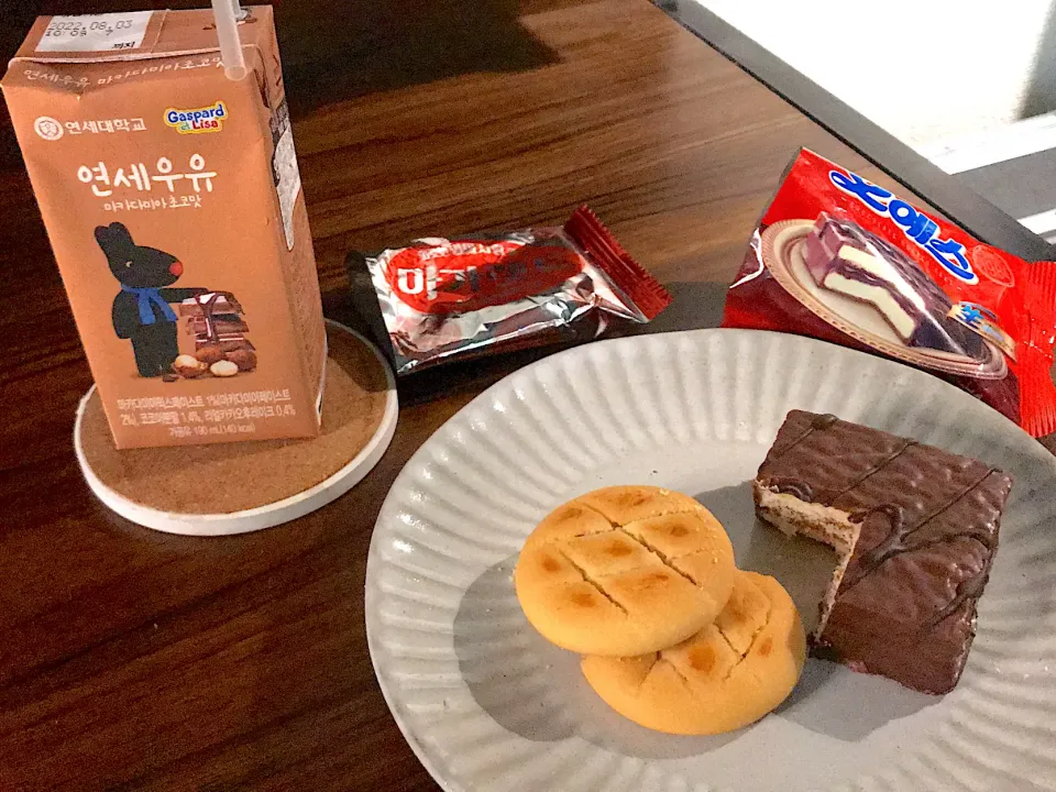 Snapdishの料理写真:韓国のお菓子🍪🍫🥛|Tak@さん