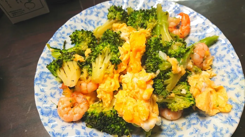 エビとブロッコリーの炒め物|ぽよさん