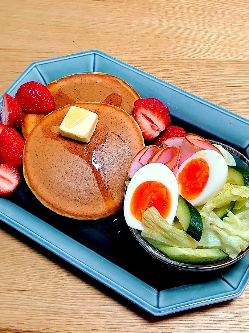 朝ごはん（ホットケーキ、サラダ、いちご）|すーさん