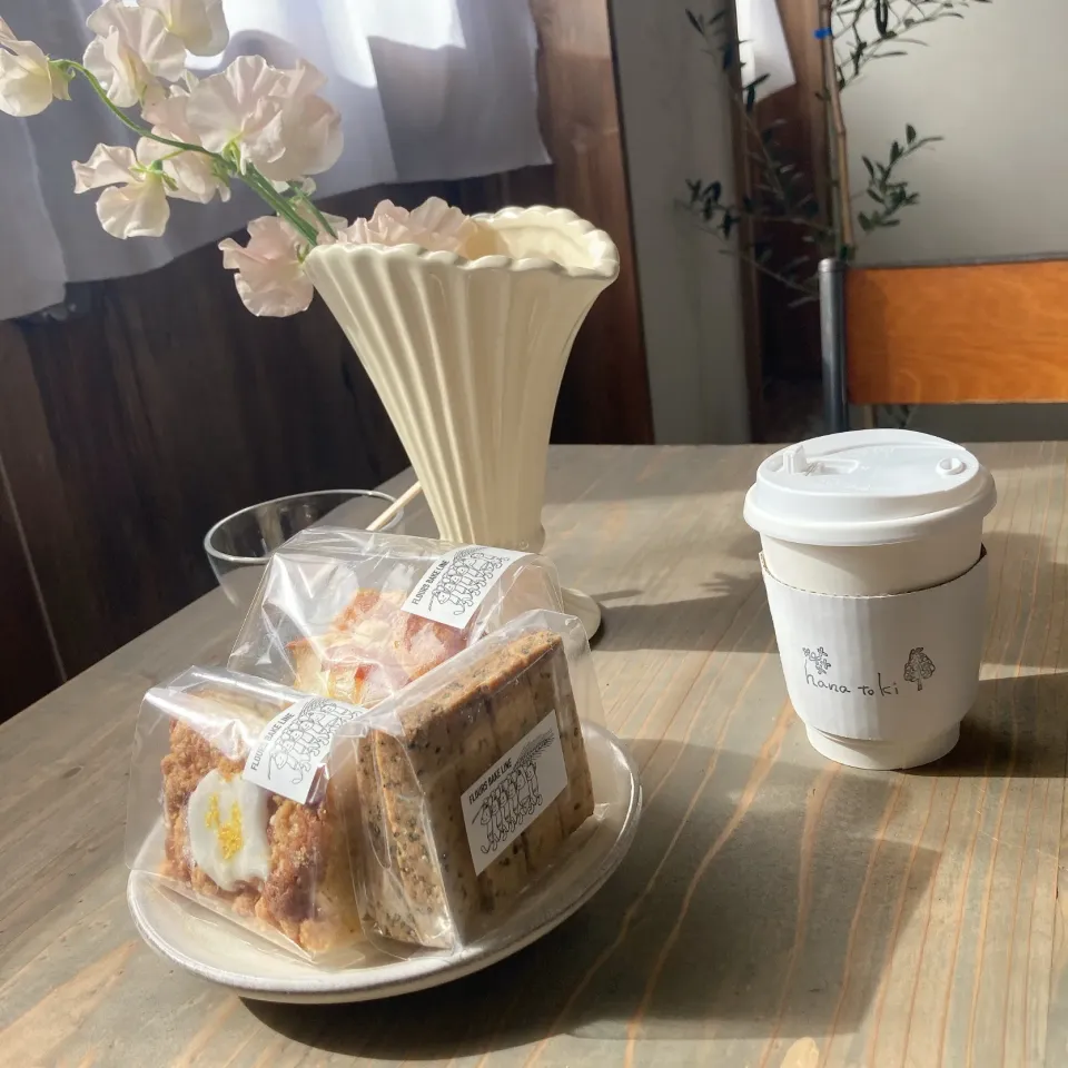 焼き菓子とコーヒー🍪☕️💐|ちゃみこさん