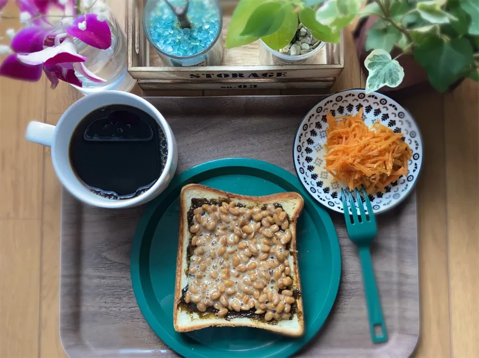 海苔バター納豆トースト🍞キャロットラペ🥕MUJIのオーガニックコーヒー☕️|gunlove❤さん