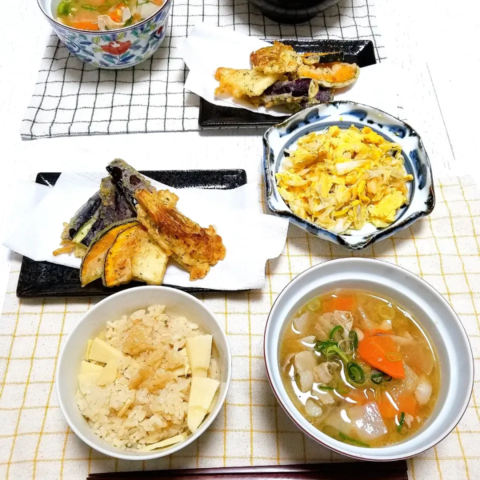 たけのこご飯
野菜のいそべ揚げ
じゃこ入り炒り卵
豚汁|ひぃちゃんさん