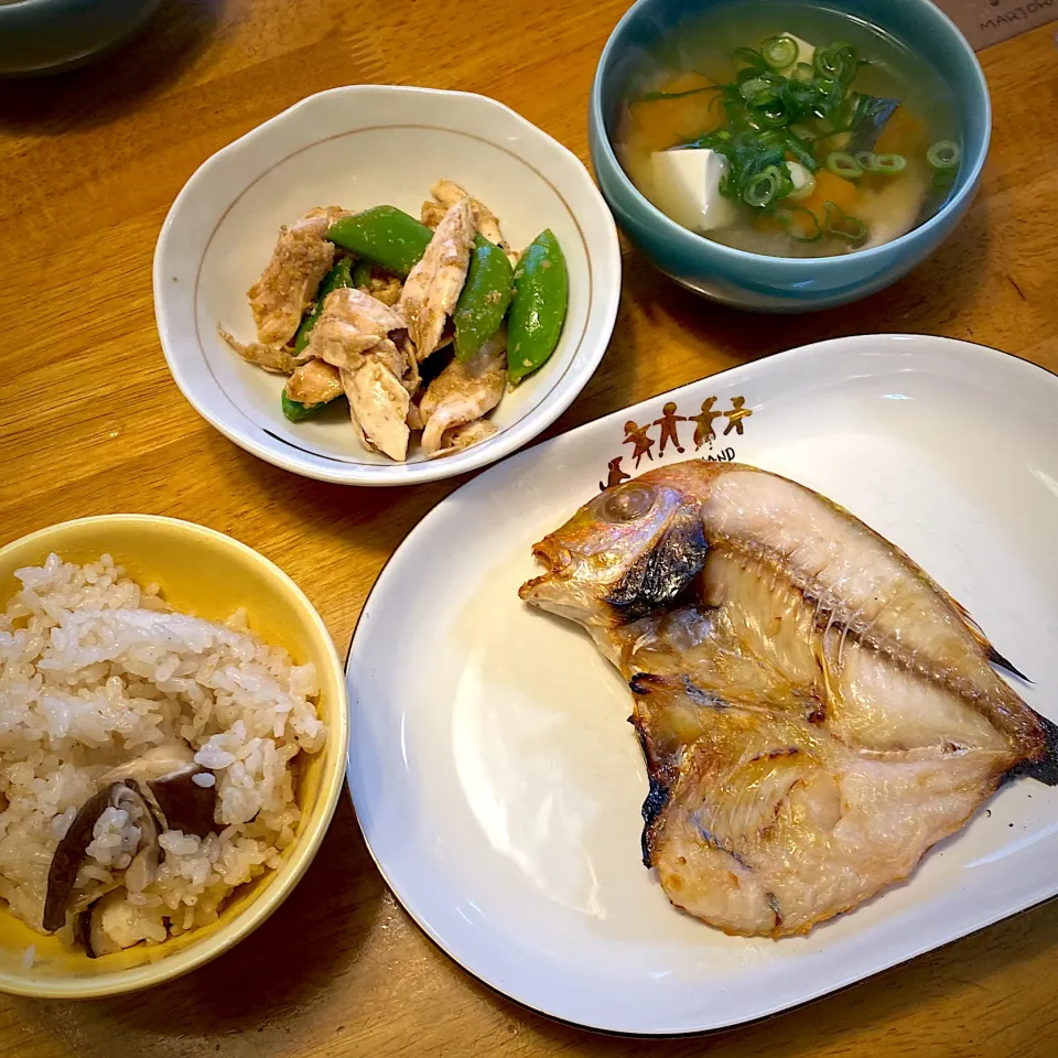 連子鯛の干物と、鶏ささみとスナップエンドウの胡麻和えと、南瓜と豆腐の味噌汁と、椎茸ご飯|もえさん