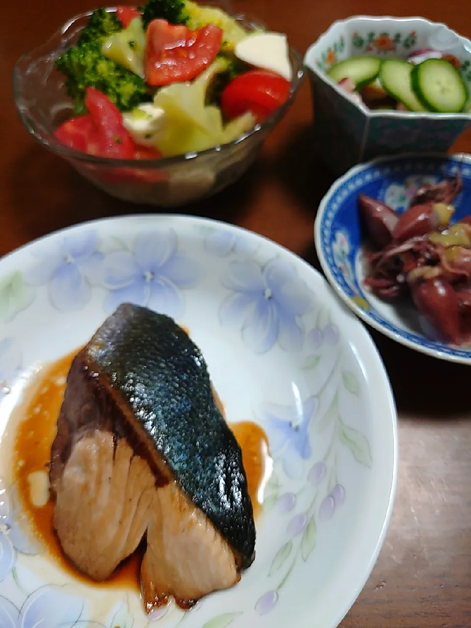 ぶりの照焼き
ホタルイカ酢味噌和え
タコときゅうりの和え物
サラダ|ぱやさん