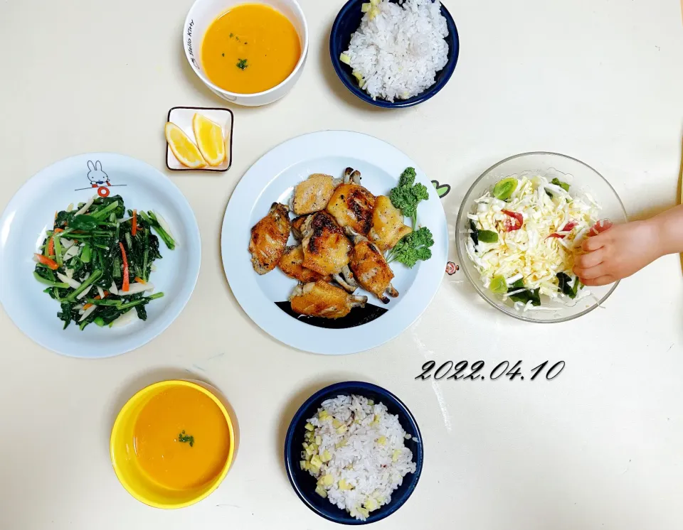 Snapdishの料理写真:🍚さつまいもご飯　🎃にんじんとかぼちゃのポタージュ　🥗キャベツと海藻のサラダ　🥬大根菜の炒め物　🍗手羽先のバジル焼き|paku.pakuさん