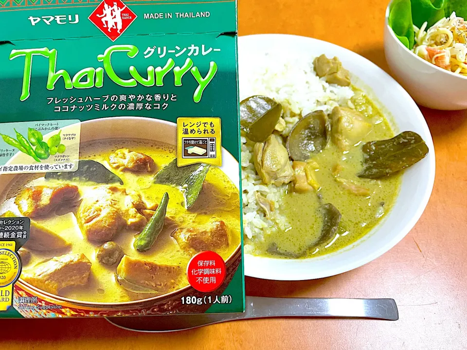 Snapdishの料理写真:【ヤマモリ】グリーンカレー|ワタルキャンプさん