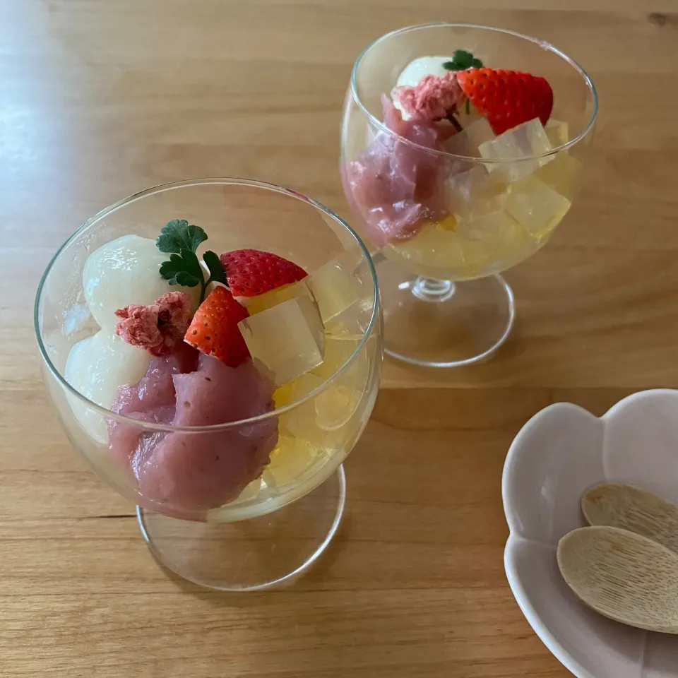 Snapdishの料理写真:桜と苺のデザート🌸🍓|non0619さん