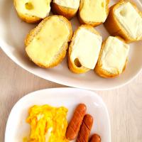 チーズトーストとウィンナースクランブルエッグ