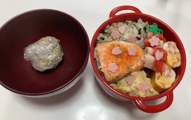 パパ弁☆鶏団子の中華炒め☆ポテトサラダ☆6色ふりかけご飯☆鮭☆クルクルカニカマ串☆カニカマ入り卵焼き☆みそ玉☆ハムの桜を散らしてみたよ🤣|Saharaさん