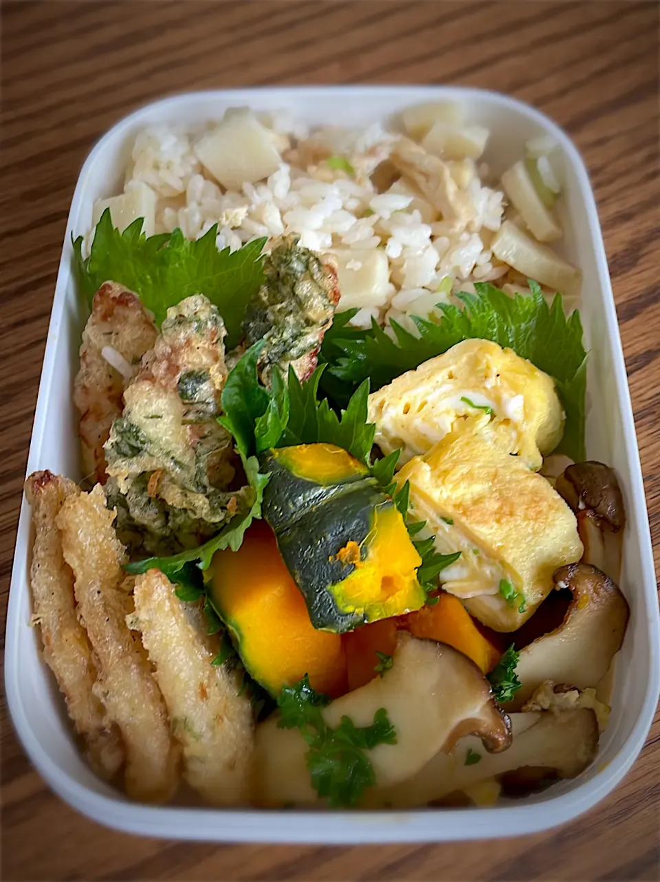 Snapdishの料理写真:タケノコご飯　お弁当|Megurianさん