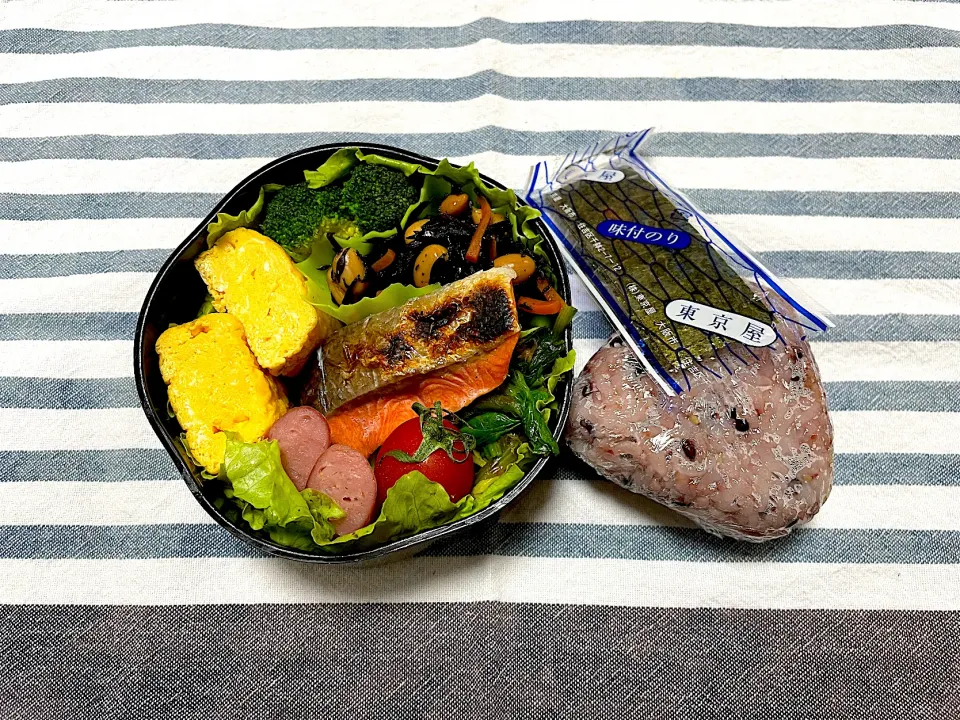 Snapdishの料理写真:鮭塩焼き、ひじきと大豆の煮物、ほうれん草おひたし、だし巻き卵、ウィンナー|jackybeanさん