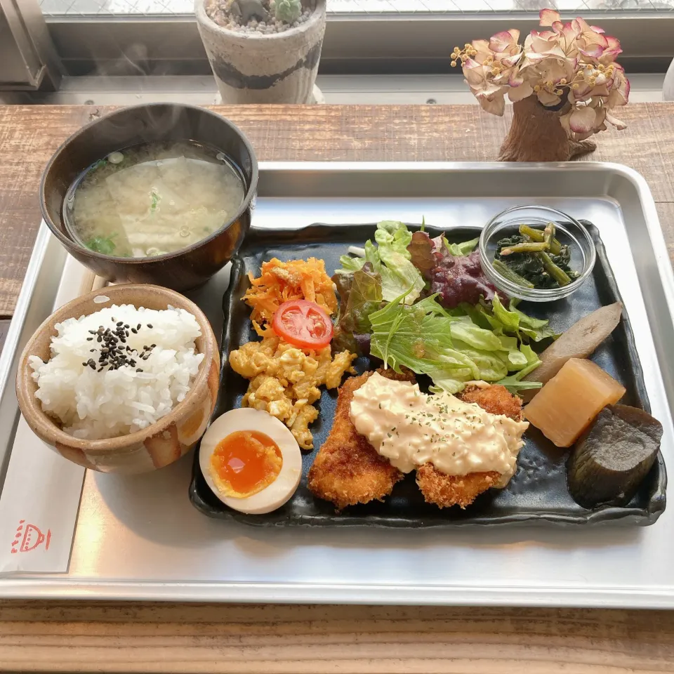 サーモンフライのランチ🍚🥢|ちゃみこさん