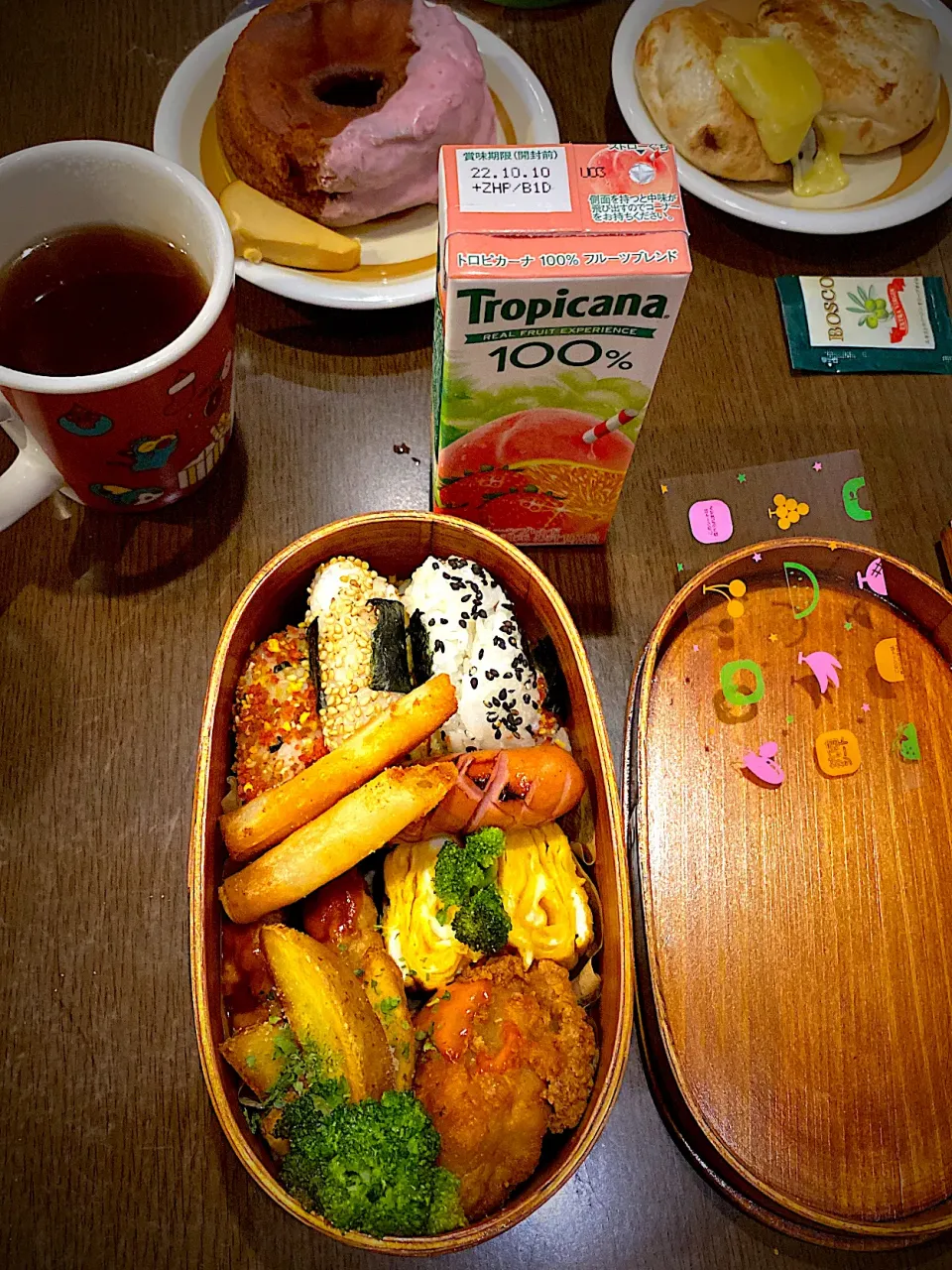 お弁当🍱　おむすび　牛肉ふりかけ　胡麻塩　焼き海苔　ソーセージソテー　干し海老の出し巻き卵　大豆ミートハンバーグ　デミグラスソース　フライドポテト　チーズ春巻き　フライドチキン　オーロラ辛ソース　ブロッコリーソテー　フルーツジュース　ほうじ茶　フォカッチャ　焼きパルメザンチーズ　　オリーブオイル　ドーナツ　コーヒー|ch＊K*∀o(^^*)♪さん