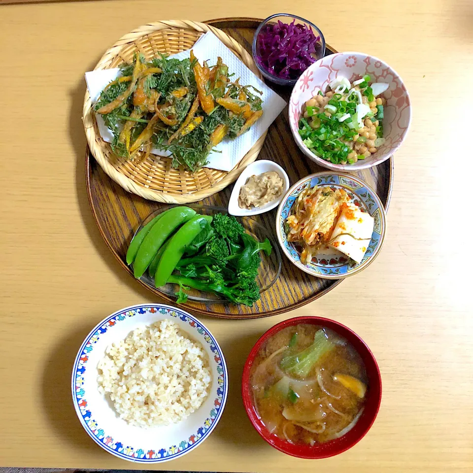 #vegan 
ニンジンとにんじんの葉の天ぷら|makiko_aさん